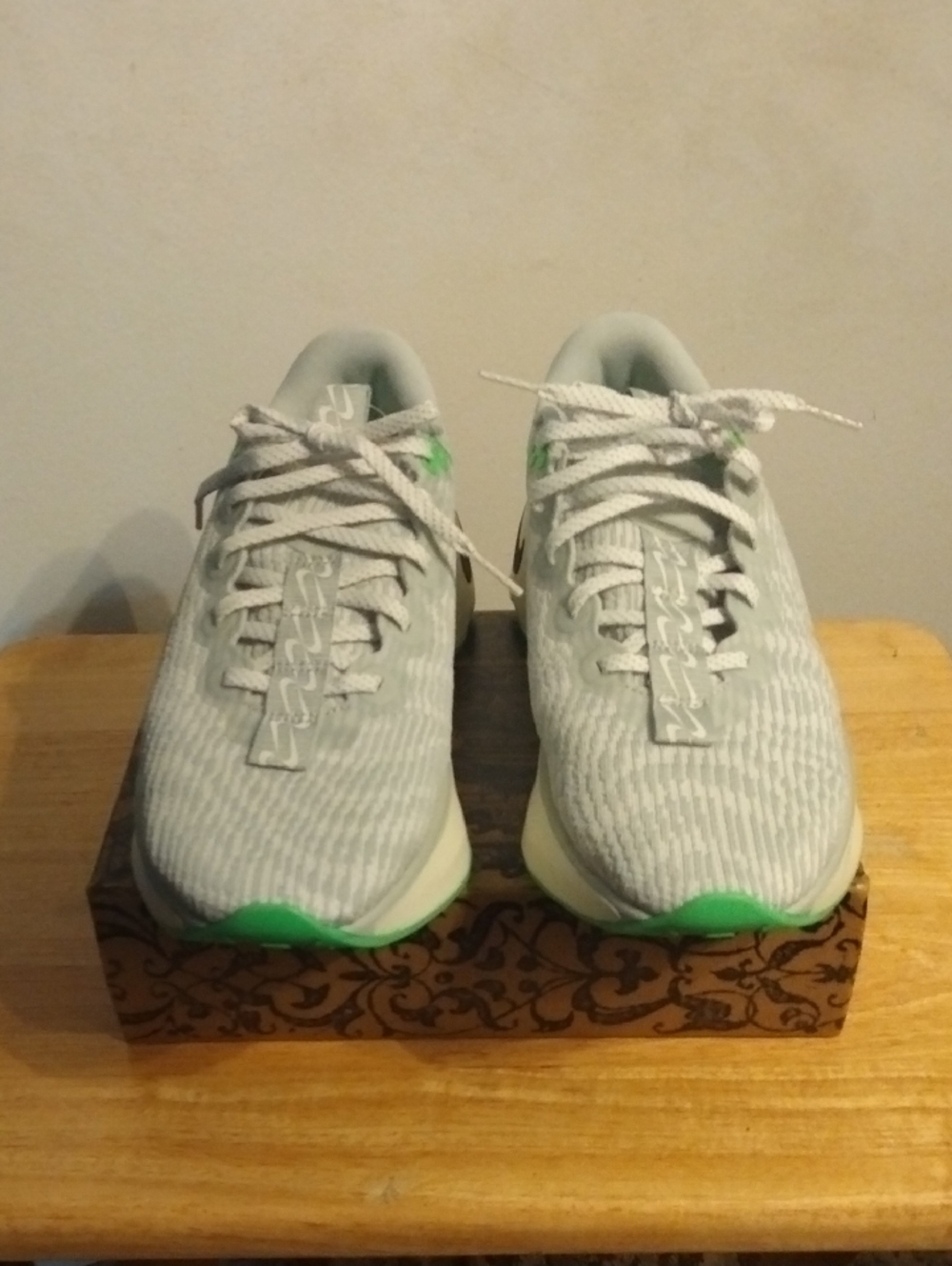 New  Women's Lightweight Gray and Green Athletic Nike Sneakers Size 9.5